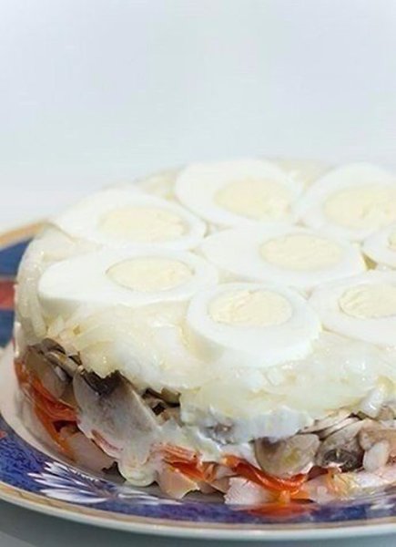 ТОП–5 вкусных слоёных салатов.1. Салат из белокочанной капусты с курицей и яичными ... - 3