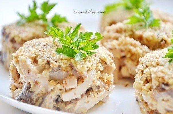 Ореховый салат с кальмарами.Ингредиенты:500 гр. кальмаров (у меня получилось 3 штучки)300 гр. свежих ...