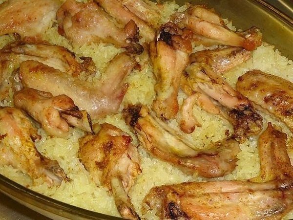 Куриные крылышки с рисом.Состав:-10 куриных крылышек-1,5 стакан риса-1,5 стакан воды-0,5 ч. л. ...