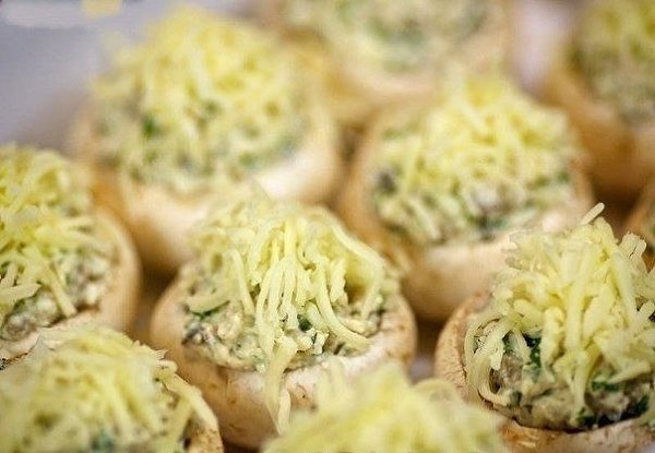 Шампиньоны с курицей и сыром.Ингредиенты:500 г куриного филе60 г феты10 больших свежих шампиньонов4 ... - 6