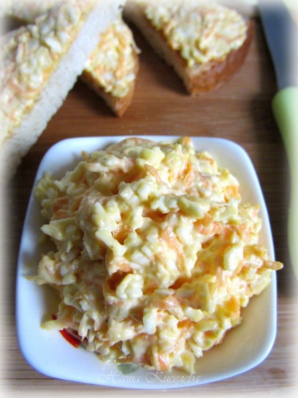 Закуска из плавленого сырка, моркови и яиц.Простая, быстрая, но очень вкусная закуска из плавленого ...