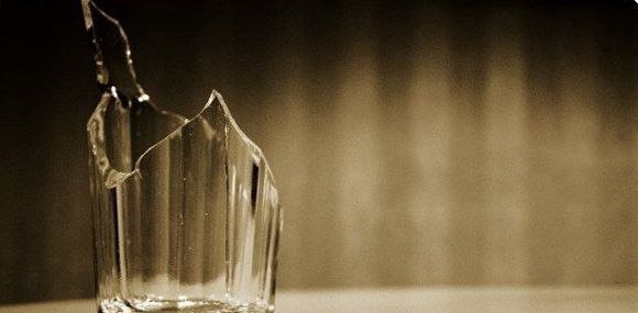 - Возьми стакан. - Взял! - А теперь сделай так, что бы он упал, и посмотри что с ним случиться. - Ну ...