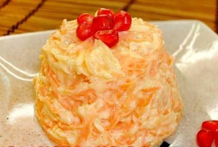 Салат из свежей моркови, сыра и ананасов.Ингредиентыморковь 2 шт.консервированные ананасы 150-200 ...