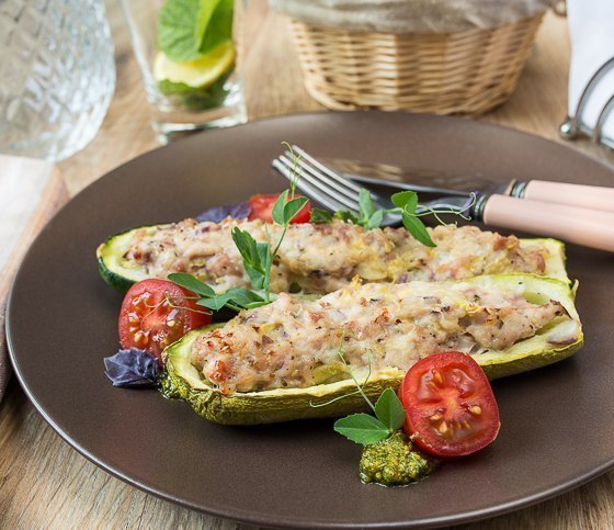 КАБАЧКИ, ФАРШИРОВАННЫЕ КУРИЦЕЙ. Ингредиенты на 4 порции: 4 кабачка (около 250-300 г каждый) 600 г ...