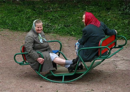 Не сдаёмся.Возраст - это не беда,Я душою молода.Красота в душе моей,Если радость живёт в ней.Есть ... - 5