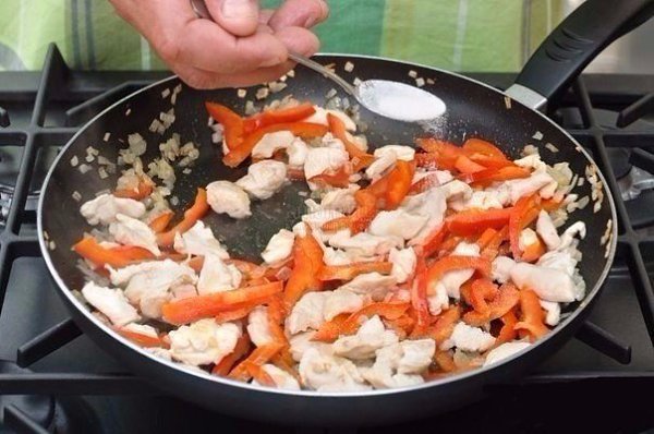 Куриное филе в сливках с перцем.Ингредиенты:Петрушка — 2 веточки Масло сливочное — 20 г Лук репчатый ... - 8