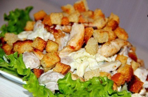 САЛАТ С КУРИНОЙ ГРУДКОЙ И ГРИБАМИ.Ингредиенты: - 500 г куриной грудки;- 500 г шампиньонов;- 500 г ...