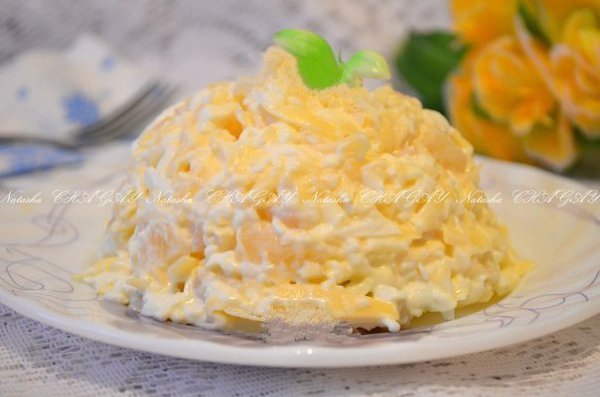 Салат с ананасами, сыром и чесноком от Наташи Чагай. Ингредиенты:-4 кольца консервированного ...