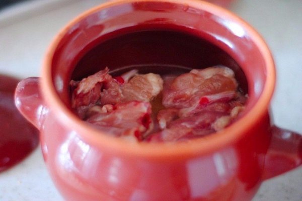 Жаркое из курицы с черносливом в горшочке.Ингредиенты:Куриное бедро — 2 шт.Картофель — 4 шт.Помидоры ... - 3