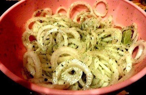 Маринованный лучок для шашлыка, салатов и просто с хлебушком покушать. 4-5 луковиц 2-3 зубчика ...