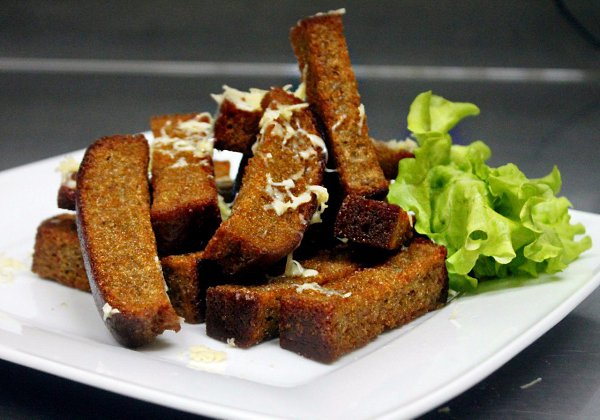 Простые и обалденно вкусные закуски.Попробуйте!1. Сырные палочки Ингредиенты:Сыр — 500 гЯйца — 2 шт. ... - 2