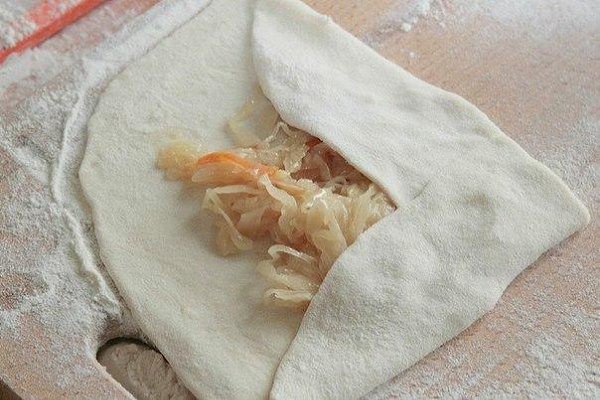 Плацинды с квашеной капустой.Ингредиенты:Мука — 2,5-3 стаканаВода — 1 стаканСоль — 1/2 ч. л.Сода — 1 ... - 6