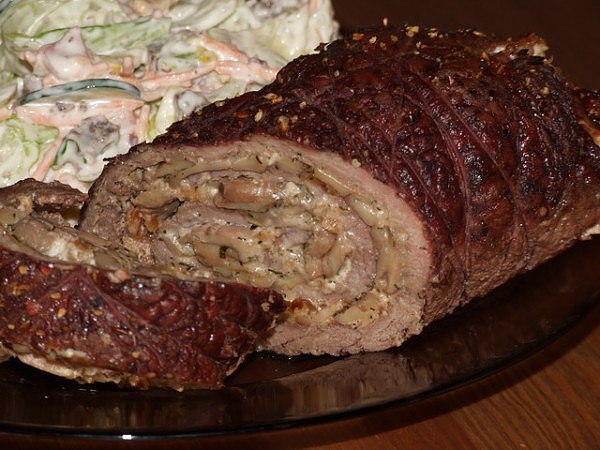 Свиной рулет с беконом и грибами. Завернуть в мясо можно все что угодно: грибы, сыр, овощи, ...