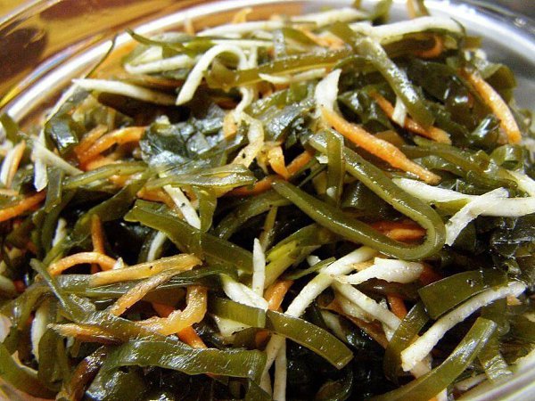 Полезный салат из морской капусты.на 100грамм - 52.8 ккалБ/Ж/У - 2.19/3.54/3.25Ингредиенты:Капуста ...