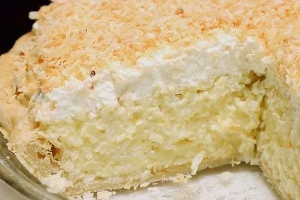 Кокосовый пирог со сливкам.Ингредиенты:- 500 гр кефира- 2 яйца- 200 гр сахара- 1 ч. ложка соды ...
