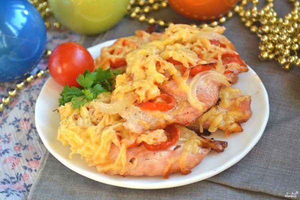 Куриные грудки по-французски. Ингредиенты: Куриное филе — 1 Штук Сыр твердый — 80 Грамм Лук репчатый ...