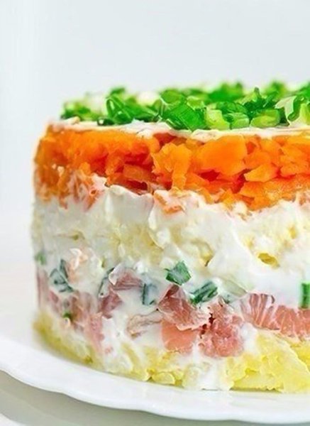 ТОП–5 вкусных слоёных салатов.1. Салат из белокочанной капусты с курицей и яичными ... - 4