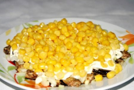 Салат со шпротами. Ингредиенты Шпроты консервированные - 1 банка Кукуруза консервированная - 1/2 ... - 5