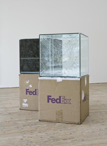 Американский художник упаковал стеклянные штуковины и отправил их FedEX-ом. А потом сделал выставку ... - 2