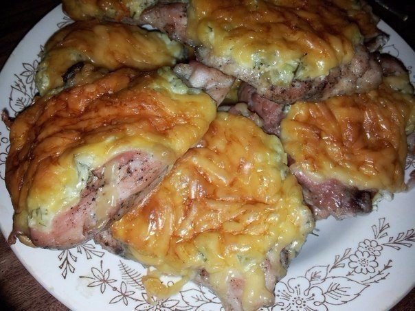 Свинина по-барски. Мясо режем на порционные куски. Отбиваем, солим, перчим. Готовим соус: нарезаем ...