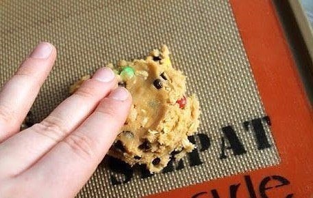 ОВСЯНОЕ ПЕЧЕНЬЕ С M&Ms. ИНГРЕДИЕНТЫ: 200 г овсяных хлопьев 100 г сливочного масла 200 г сахара 150 г ... - 5