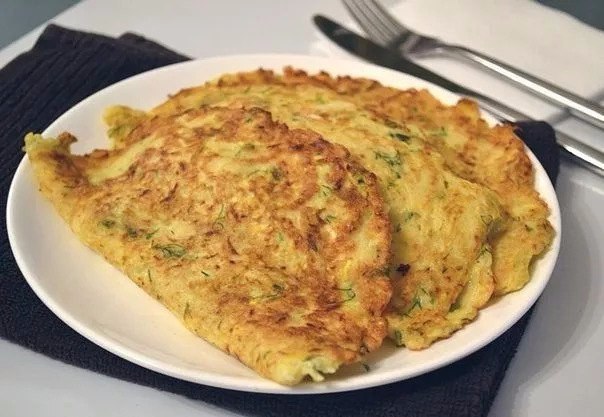 Диетические чебуреки с курогрудкой и кабачком. На 100 гр - 98 ккал белки - 10 жиры - 1 углеводы - 11 ...