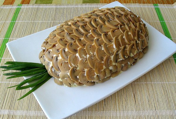 ))).Салат «Ананас»Ингредиенты: 5 средних картофелин, отваренных 3 яйца, сварить 1 большая куриная ...
