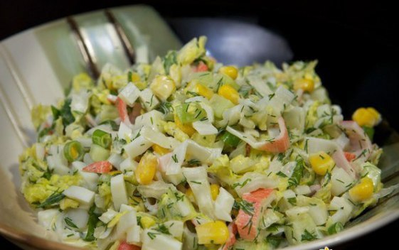 Салаты с капустой и кукурузой.В приготовлении салатов очень часто используют консервированную ...