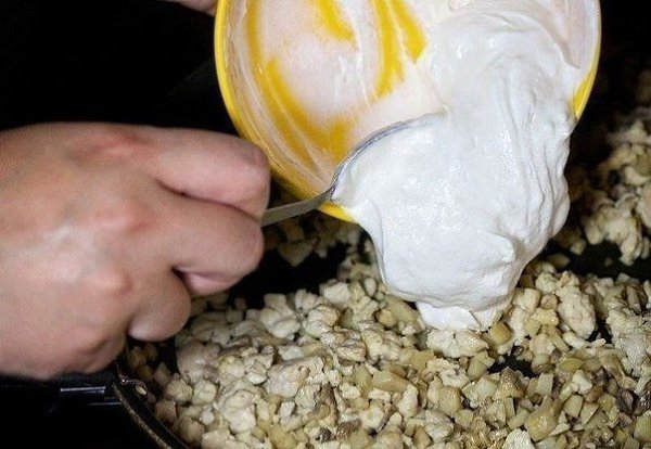 Шампиньоны с курицей и сыром.Ингредиенты:500 г куриного филе60 г феты10 больших свежих шампиньонов4 ... - 3