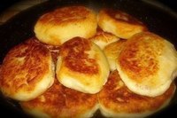 Картофельные зразы.Ингредиенты:500 гр-.нежирной свинины ;1, 5 кг-картофеля;1- луковица ;50 ...