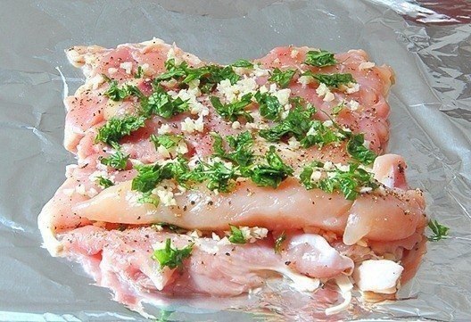 Паровой куриный рулет.Ингредиенты:два вида куриного мяса: куриные ножки и куриное филе.петрушка, ... - 3