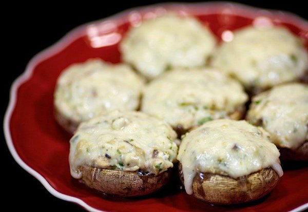 Шампиньоны с курицей и сыром. Ингредиенты: Куриное филе — 500 г Фета — 60 г Большие свежие ...