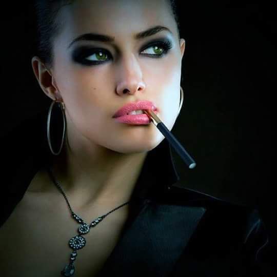 Р. Когда тебе врут, глядя прямо в глаза, так скучно и неумело, хочется дать по морде и сказать: ...