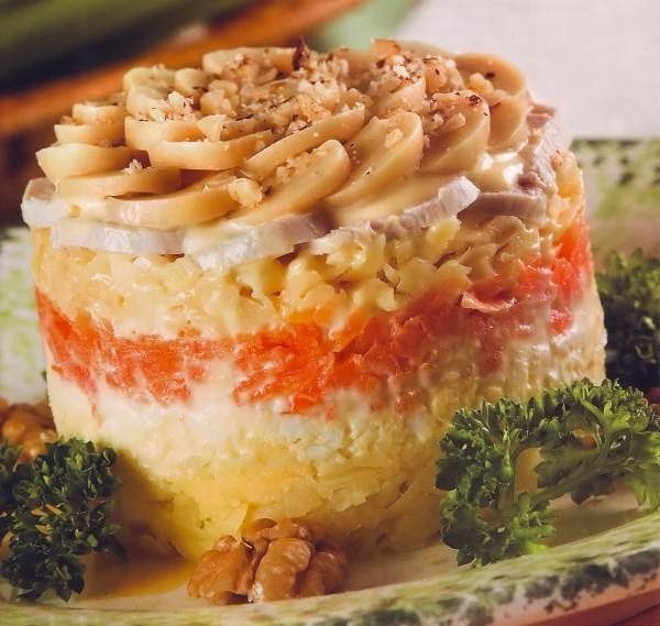 САЛАТ СЛОЕНЫЙ С КУРИЦЕЙ.Ингредиенты:мякоть вареной курицы 400 г;шампиньоны консервированные 100 ...