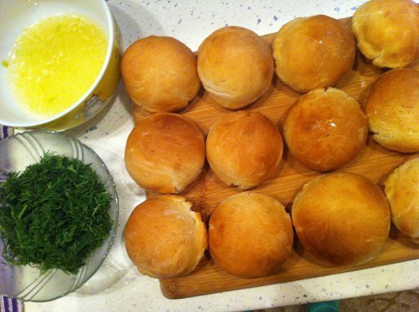 Вкуснейшие пампушки к украинскому борщу. Ингредиенты:Тесто: -Теплая вода 1 стакан -Сахар 1 ст. л. ... - 4
