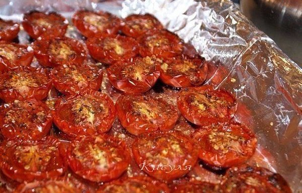 Безумно вкусные вяленые помидоры. Ингредиенты: -томаты мелкие мясистые 1400-1500 г -соль морская ... - 5