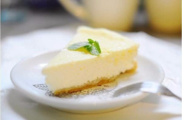Простой в приготовлении и вкусный чизкейк.Ингредиенты:Песочное печенье — 150 г Сливочное масло — 70 ...