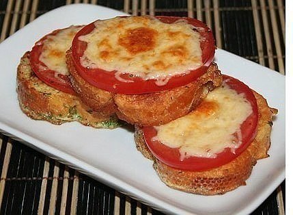 Гренки с помидорами и сыром к завтраку. Ингредиенты на 1 порцию: - 3 кусочка хлеба, лучше всего от ...