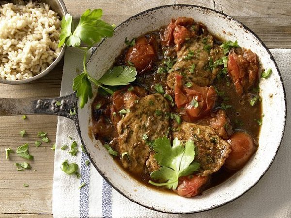 Куриный шницель с жаренными помидорами и красным вином .3 мясистых помидора 1 пучок петрушки 1 ...