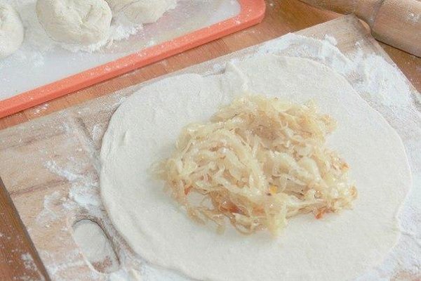Плацинды с квашеной капустой.Ингредиенты:Мука — 2,5-3 стаканаВода — 1 стаканСоль — 1/2 ч. л.Сода — 1 ... - 5