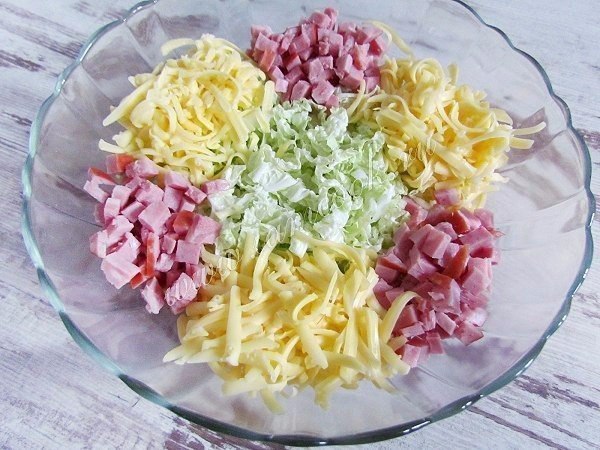 Салат из пекинской капусты с сухариками. Ингредиенты: Пекинская капуста - 150 грамм; ... - 5