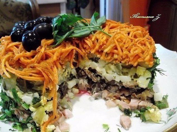 10 салатов с грибами.1. Салат из куриного филе, свежих огурцов и консервированных ... - 6
