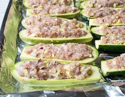 КАБАЧКИ, ФАРШИРОВАННЫЕ КУРИЦЕЙ. Ингредиенты на 4 порции: 4 кабачка (около 250-300 г каждый) 600 г ... - 5
