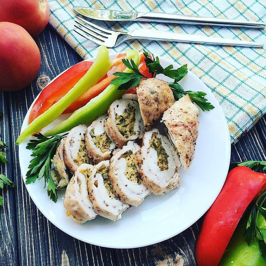 Куриные рулетики с сыром и зеленью .Ингредиенты: куриное филе твердый ...