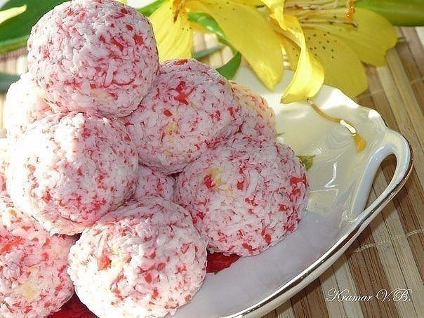 КРАБОВЫЕ РАФАЭЛКИ. ИНГРЕДИЕНТЫ: крабовые палочки 1 уп яйца 3 шт сыр 150 гр чеснок 2 зубчика майонез ...