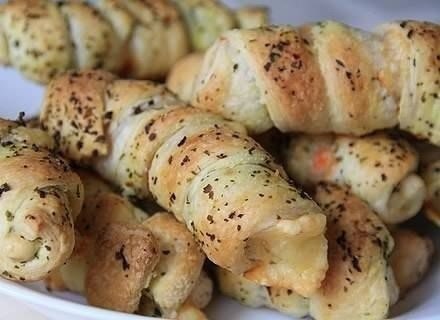 Завитушки с крабовыми палочками и сыром.Нам потребуется:Тесто слоёное 250 гКрабовые палочки 180 гСыр ...