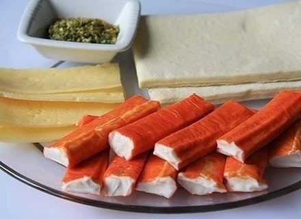 Завитушки с крабовыми палочками и сыром.Нам потребуется:Тесто слоёное 250 гКрабовые палочки 180 гСыр ... - 2