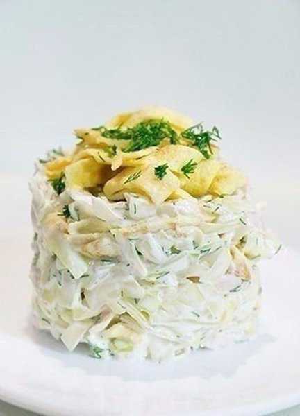 ТОП–5 вкусных слоёных салатов.1. Салат из белокочанной капусты с курицей и яичными ...