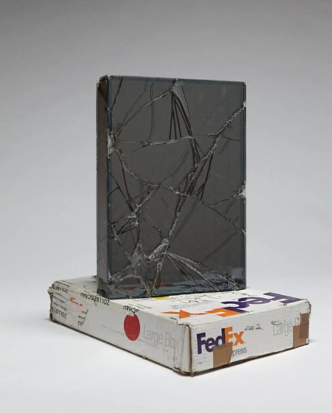 Американский художник упаковал стеклянные штуковины и отправил их FedEX-ом. А потом сделал выставку ... - 4