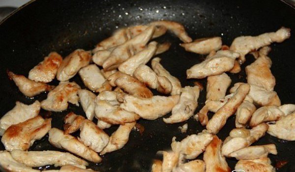 САЛАТ С КУРИНОЙ ГРУДКОЙ И ГРИБАМИ.Ингредиенты: - 500 г куриной грудки;- 500 г шампиньонов;- 500 г ... - 2